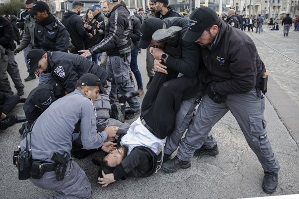 a İsrail polisinden Ultra-Ortodoks Yahudilerine müdahale