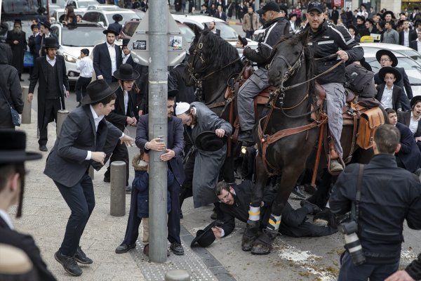 a İsrail polisinden Ultra-Ortodoks Yahudilerine müdahale