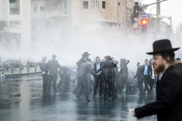 a İsrail polisinden Ultra-Ortodoks Yahudilerine müdahale