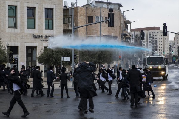 a İsrail polisinden Ultra-Ortodoks Yahudilerine müdahale