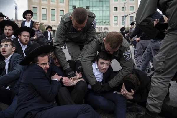 a İsrail polisinden Ultra-Ortodoks Yahudilerine müdahale