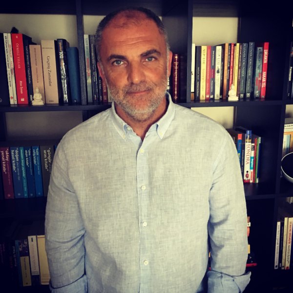 Hakan Yel ile 9. romanı “Bir Daha” ve ilginç yaşamını konuştuk Hakan Yel ile 9. romanı “Bir Daha” ve ilginç yaşamını konuştuk