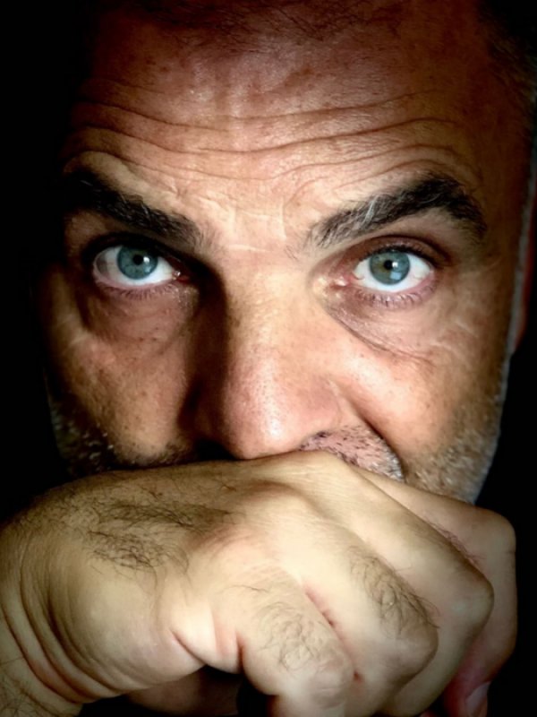 Hakan Yel ile 9. romanı “Bir Daha” ve ilginç yaşamını konuştuk Hakan Yel ile 9. romanı “Bir Daha” ve ilginç yaşamını konuştuk