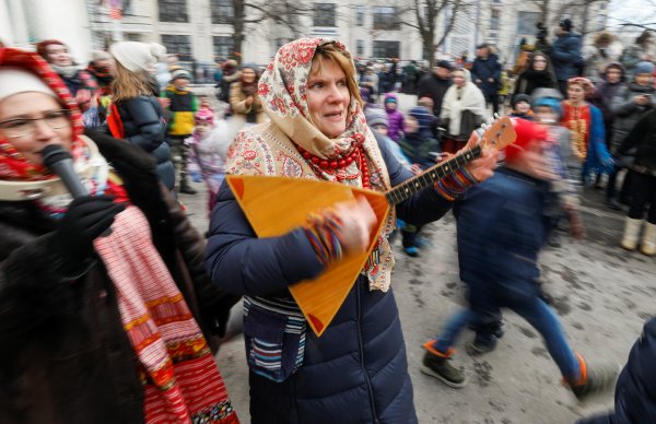 r Rusya'da Maslenitsa bayramı başladı
