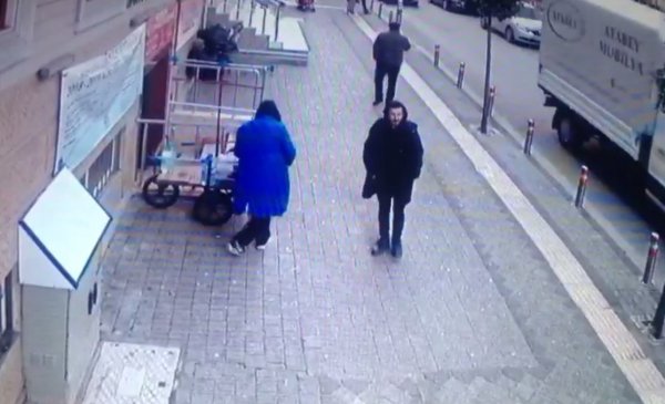 Kadın hırsız cami kütüphanesinden telefon çaldı