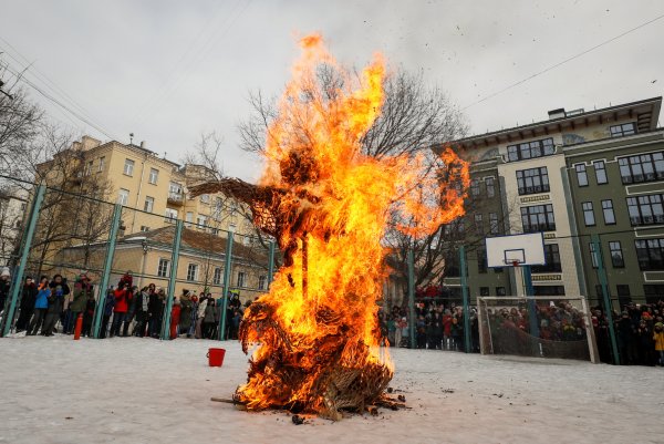 r Rusya'da Maslenitsa bayramı başladı