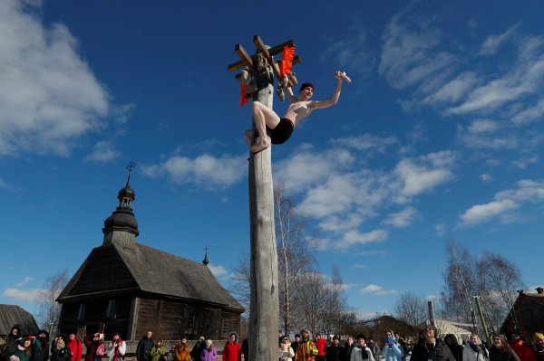 r Rusya'da Maslenitsa bayramı başladı