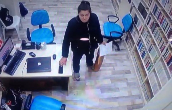 Kadın hırsız cami kütüphanesinden telefon çaldı