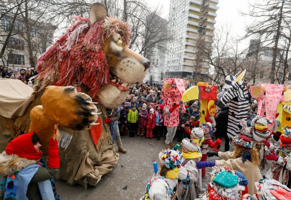 r Rusya'da Maslenitsa bayramı başladı