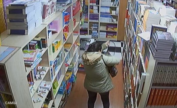 Kitabevinden 50 kitap çalan hırsız kameraya yakalandı