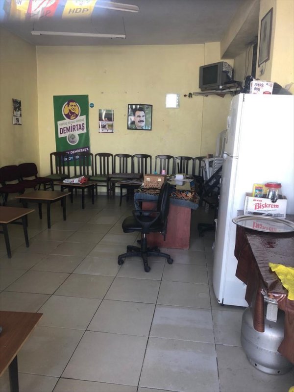 İzmir'de HDP seçim bürosuna Öcalan fotoğrafı asıldı