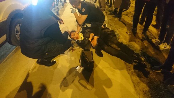 Yolun karşısına geçmeye çalışırken otomobil çarptı