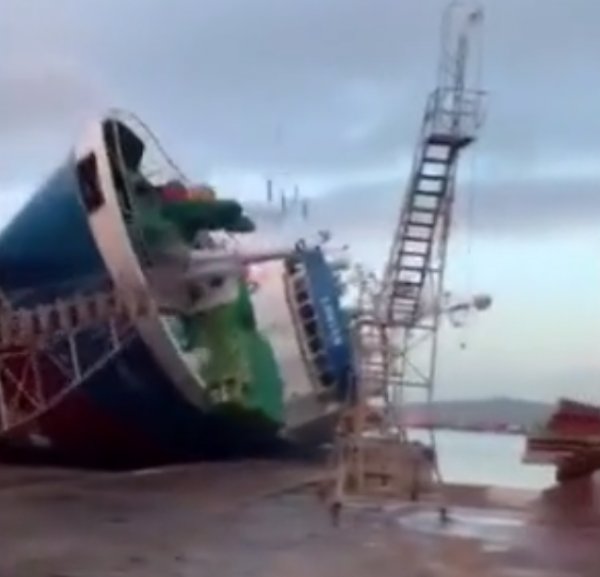 Denize indirilemeden devrilen balıkçı teknesi