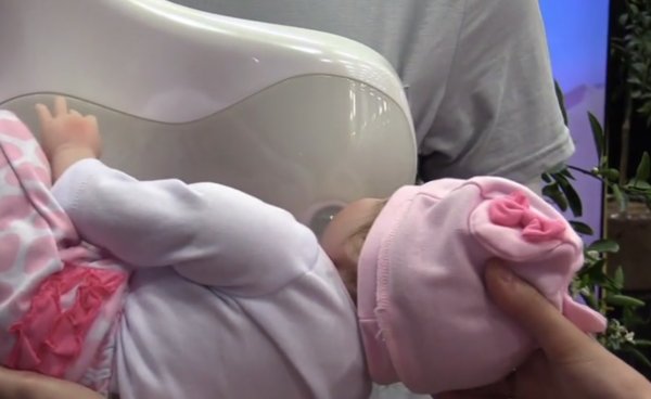 Babalar için emzirme aparatı üretildi