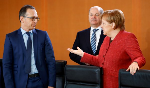 r Alman devi Deutsche Bank batıyor