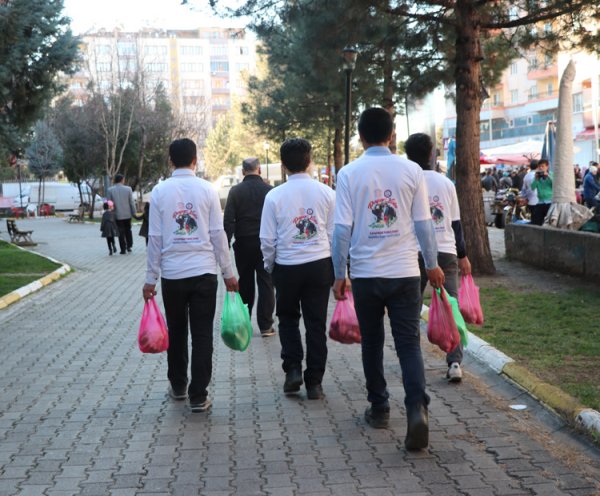 a Diyarbakır'da öğrencilerden pazarda 'iyilik' seferberliği
