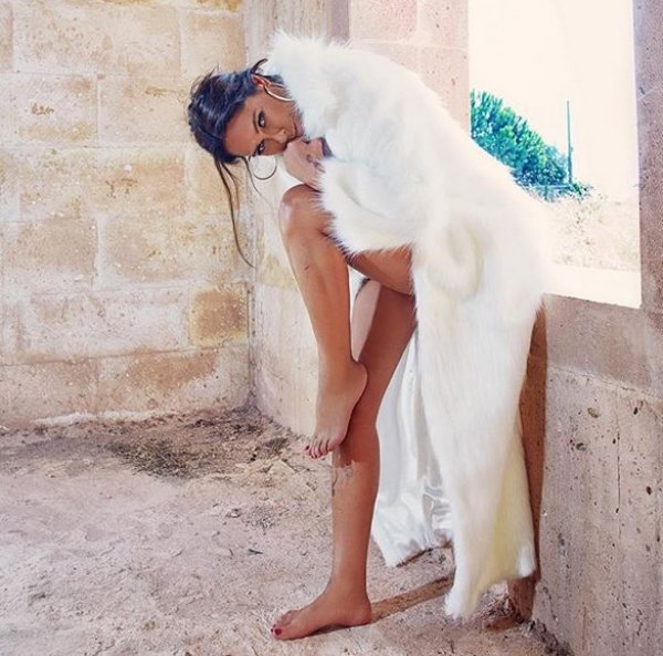 Hülya Avşar kürküyle poz verdi