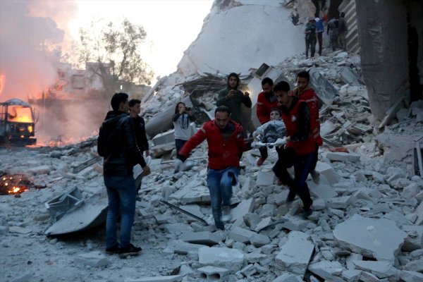 İdlib'e yoğun hava saldırıları sürüyor
