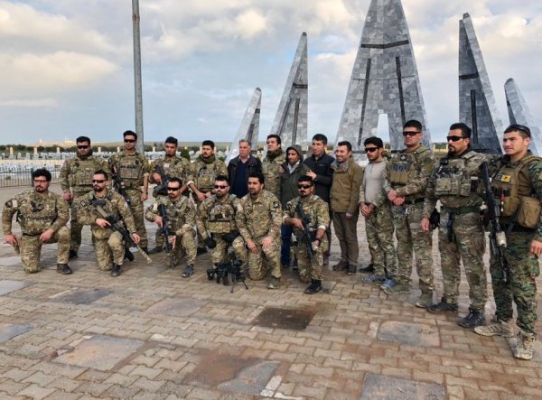 Peşmerge YPG'nin mezarını gezdi