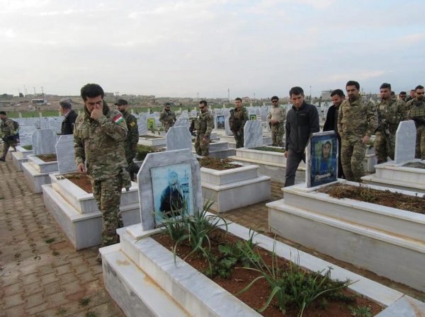 Peşmerge YPG'nin mezarını gezdi