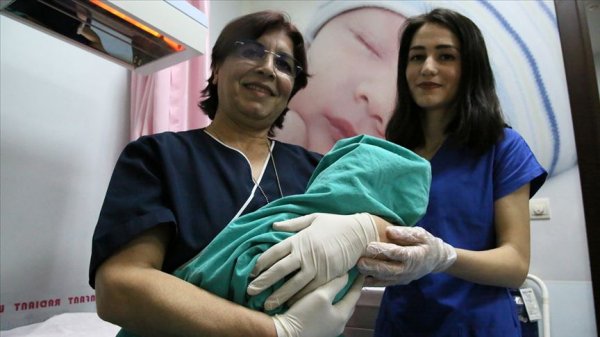 Ebesi mesai arkadaşı oldu