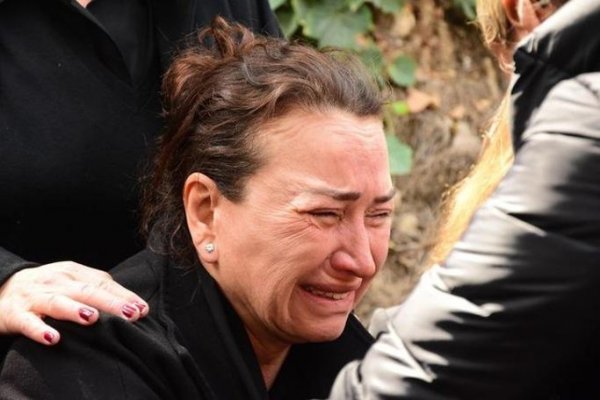 Cenazeye gelen çelenklerdeki çiçekleri kopardılar