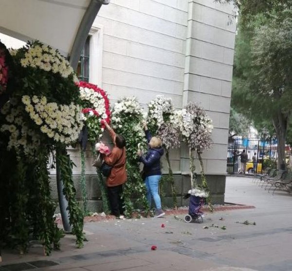 Cenazeye gelen çelenklerdeki çiçekleri kopardılar