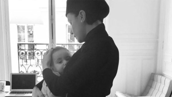 Gülşen emzirirken fotoğraf paylaştı