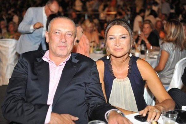 Cenazeye gelen çelenklerdeki çiçekleri kopardılar