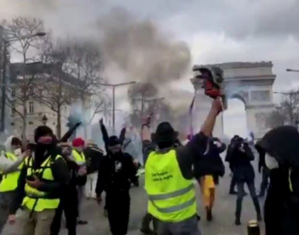 Fransa yine savaş alanına döndü