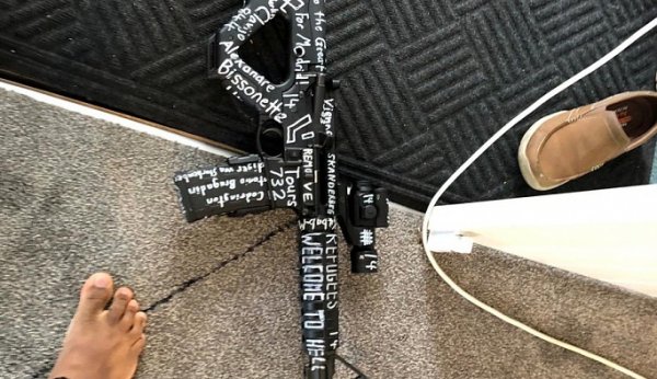 a Teröristin silahındaki ifadeler ve semboller