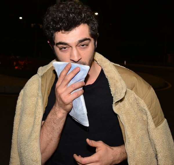 Burak Deniz'in dudağını köpek ısırdı