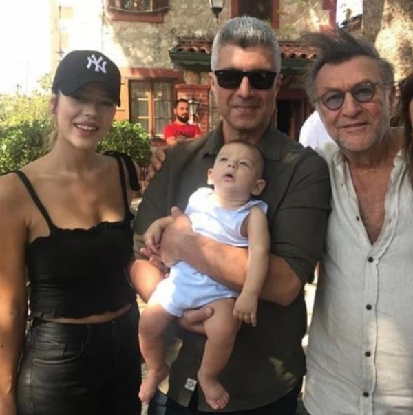 Özcan Deniz, eşiyle fotoğrafını paylaştı