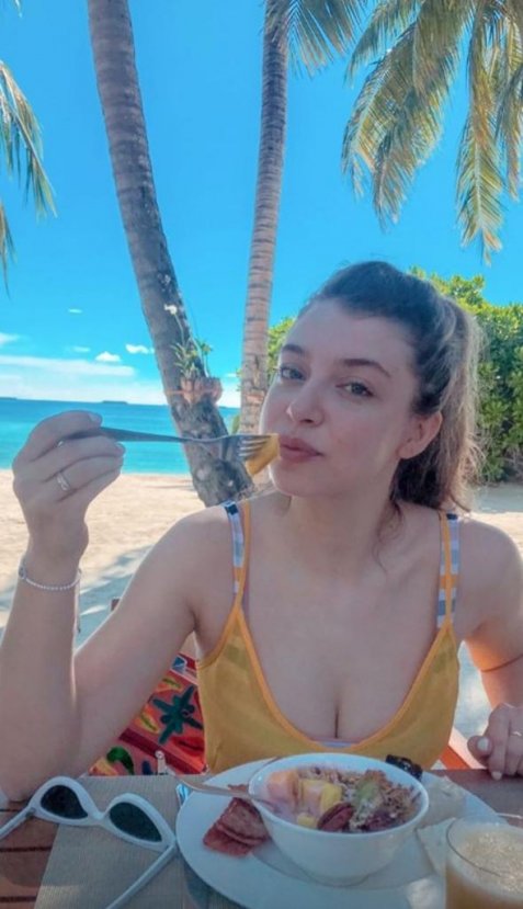 Hande Erçel Maldivler'de