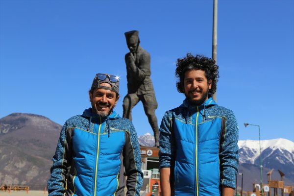 a Atatürk ve şehitleri gökyüzünde andılar