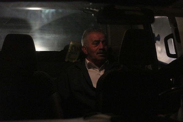 Otobüs yolun karşısına geçmeye çalışan bir kişiye çarptı