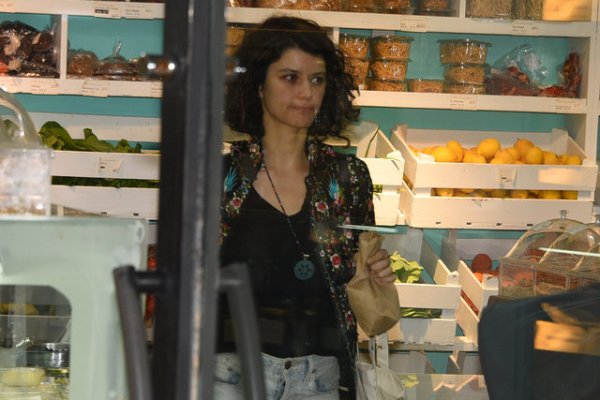 Beren Saat ellerini cebinden çıkardı