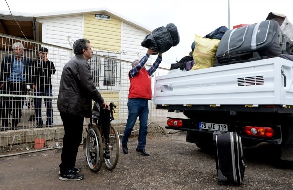 300 bin Suriyeli ülkesine geri döndü