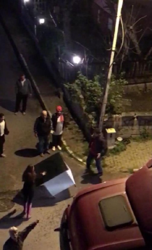 Hayvan kulübelerini tekmeleyerek kaldırdı