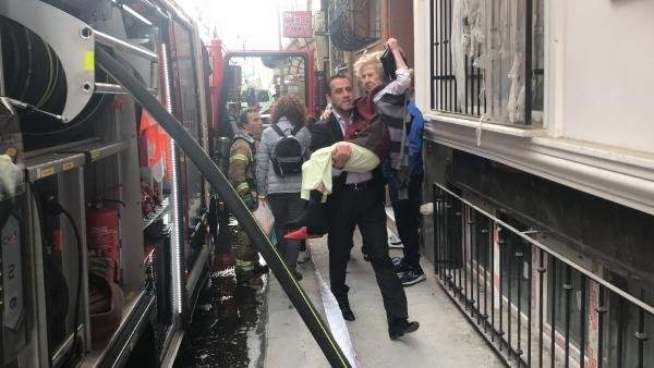 d Yangında mahsur kalan kadın ve kedisinin zor anları