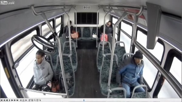 Amerika'da feci otobüs kazası kamerada