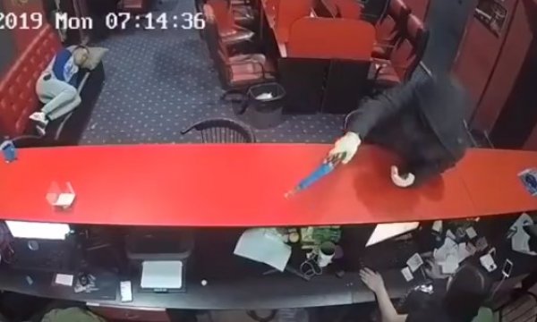 Silahlı soygun sırasında uyuyan adam