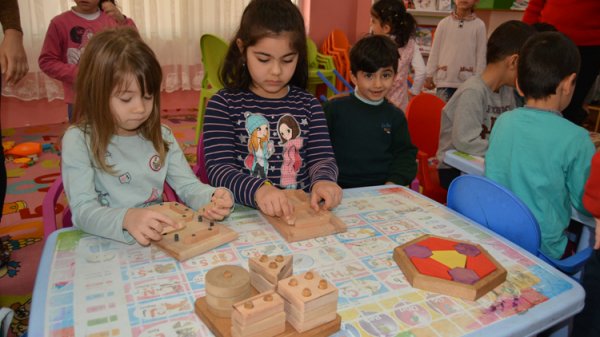 a Eski okul sıralarından oyuncak yapıyorlar