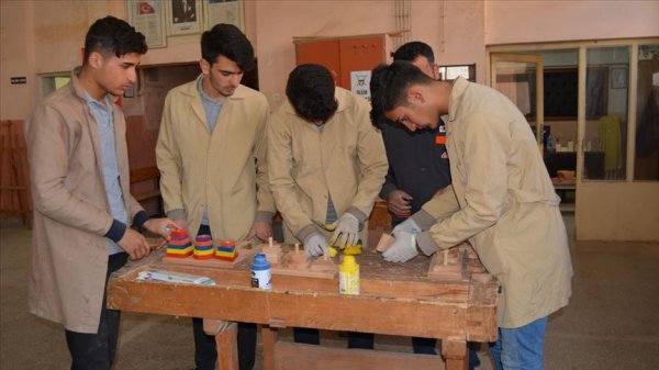 a Eski okul sıralarından oyuncak yapıyorlar