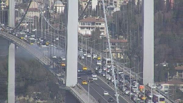 d Polis aracı köprüde yandı