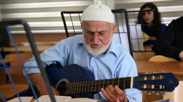 a 80 yaşından sonra gitarist oldu
