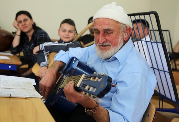 a 80 yaşından sonra gitarist oldu