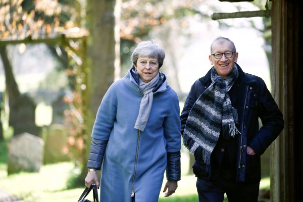 İngiltere Başbakanı'nın koltuğu sallanıyor