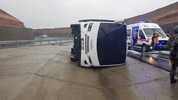 Şırnak'ta askeri araç devrildi: 1 şehit, 20 yaralı