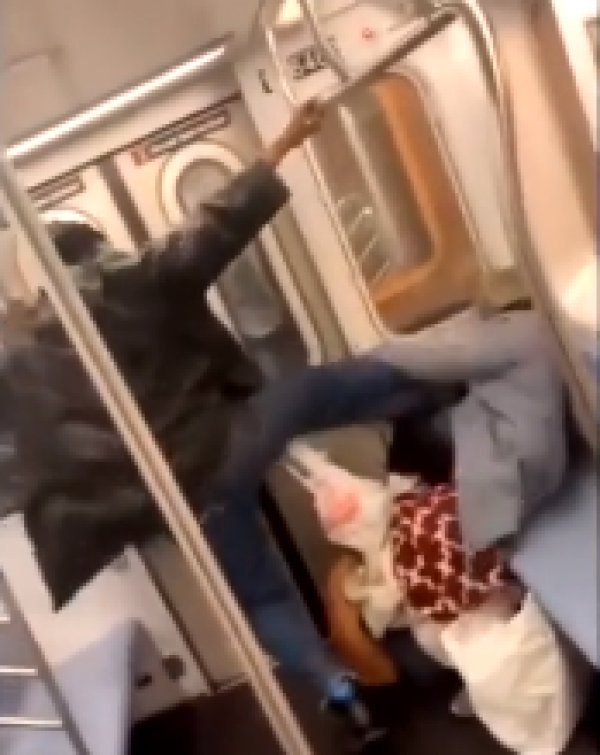 Kadının yüzüne defalarca tekme attı